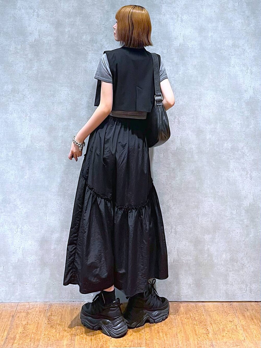 ブラック系のスニーカー、ブラック系のテーラードジャケット、グレー系のTシャツ/カットソーを着用したレディースの夏コーディネートの5枚目の写真