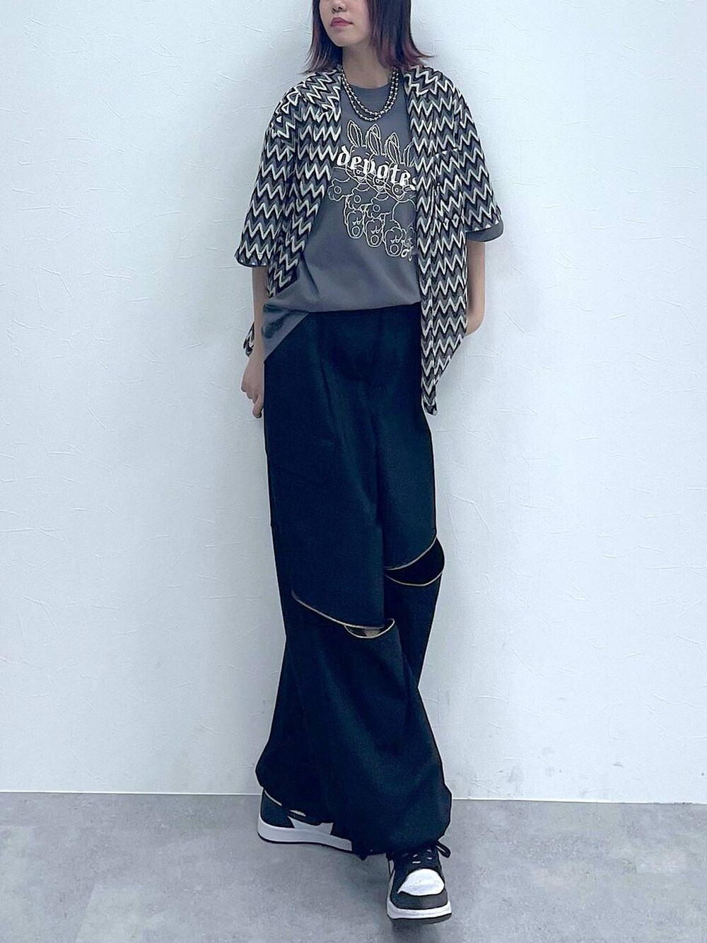 ブラック系のシャツ/ブラウス、グレー系のTシャツ/カットソー、ブラック系のカーゴパンツを着用したレディースの春コーディネートの5枚目の写真