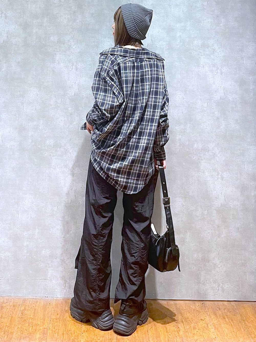 ブラック系のスニーカー、ブラック系のカーゴパンツ、ブルー系のシャツ/ブラウスを着用したレディースの秋コーディネートの5枚目の写真