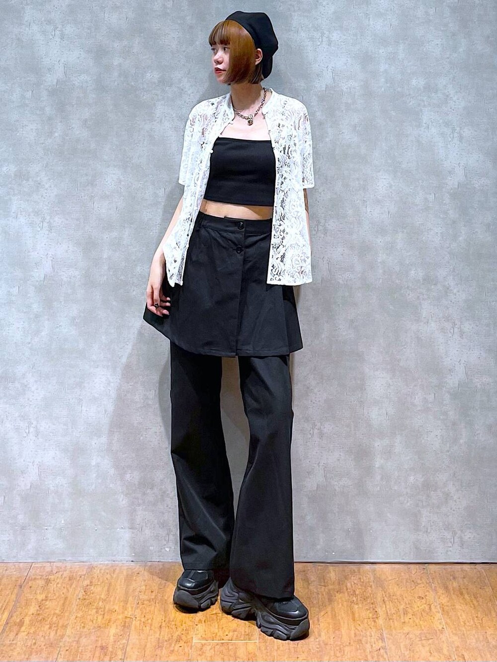 ブラック系のスニーカー、ホワイト系のシャツ/ブラウス、ブラック系のキャミソールを着用したレディースの夏コーディネートの3枚目の写真