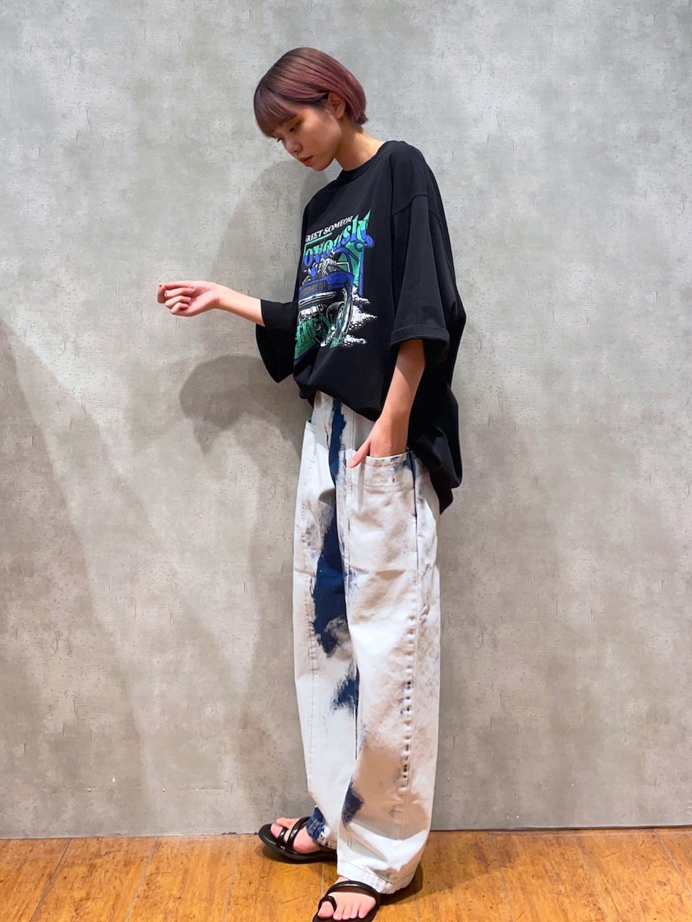 ブラック系のTシャツ/カットソー、ブルー系のデニムパンツ、ブラック系のサンダルを着用したレディースの夏コーディネートの2枚目の写真