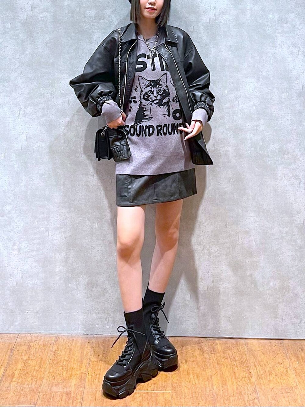 「差し色コーデ、高身長、女子ウケ、秋コーデ、スカート、モノトーン、ニット、ユニセックス、韓国系、韓国ファッション、骨格ナチュラル、モード、カジュアル、PAGEBOY、PBLIM」|「PAGEBOYのレースアップソックスブーツ(ブーツ、ブラック系)」を使った、Kotohaさん(レディース・170cm)の秋コーディネートの3枚目の写真