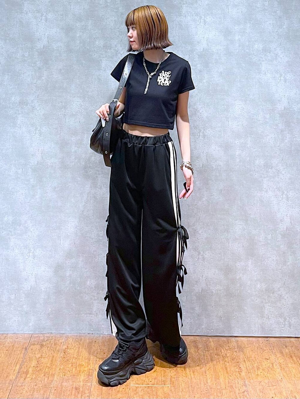 ブラック系のスニーカー、ブラック系のTシャツ/カットソー、ブラック系のその他パンツを着用したレディースの夏コーディネートの8枚目の写真
