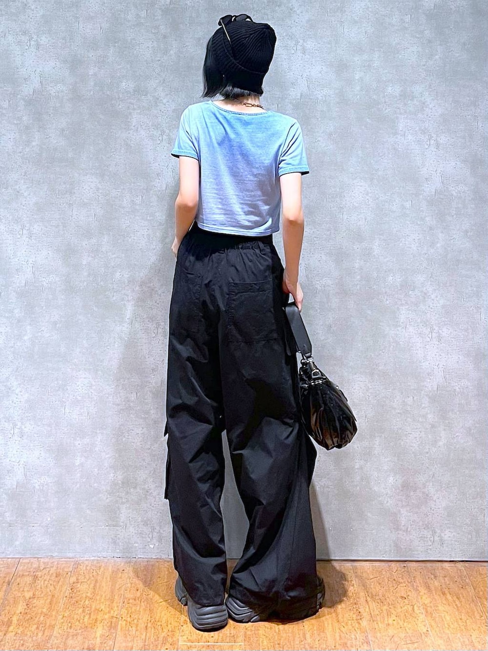 ブラック系のスニーカー、ブラック系のカーゴパンツ、ブルー系のTシャツ/カットソーを着用したレディースの夏コーディネートの6枚目の写真
