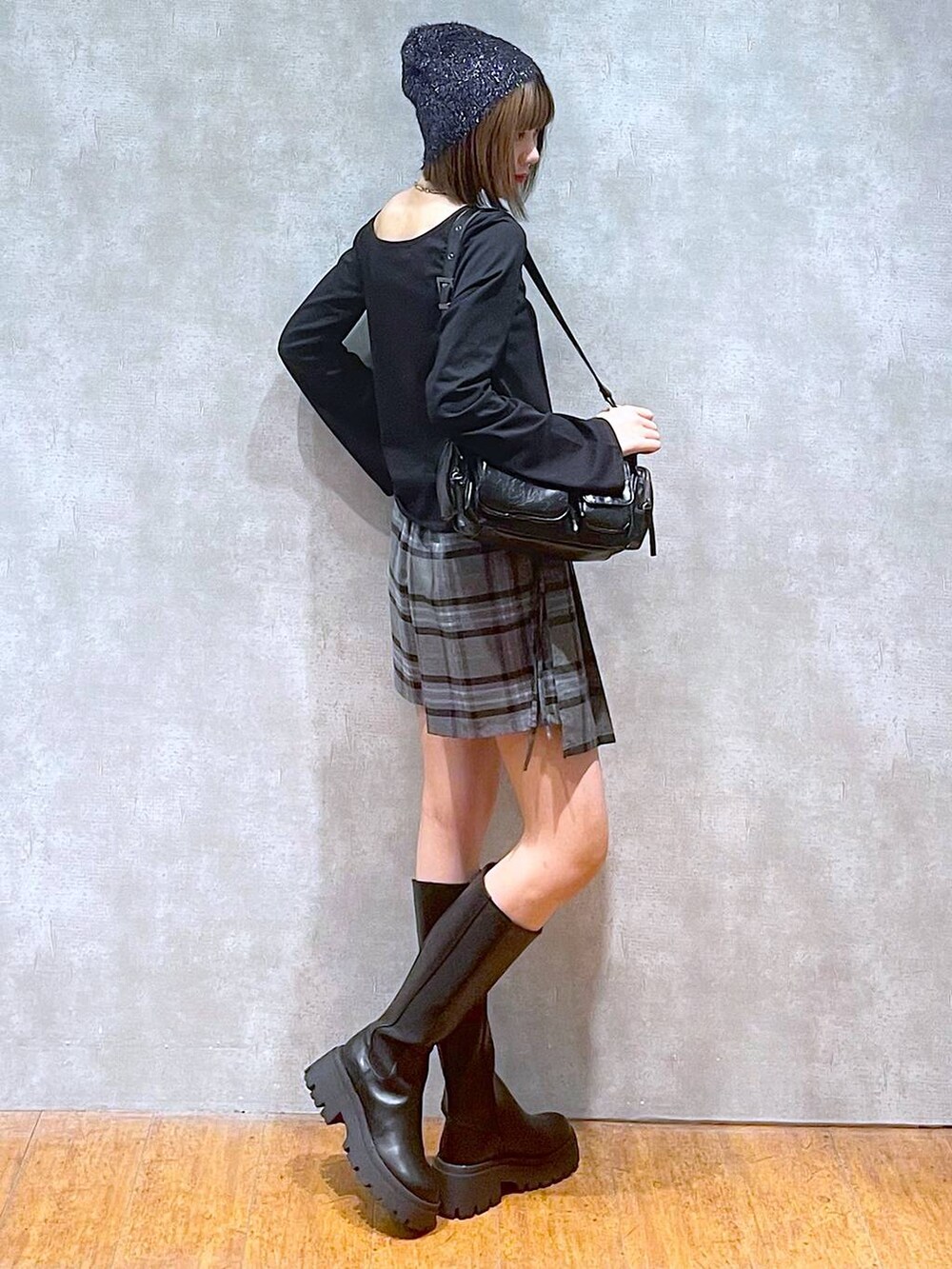 グレー系のその他パンツ、ブラック系のブーツ、ブラック系のTシャツ/カットソーを着用したレディースの秋コーディネートの7枚目の写真