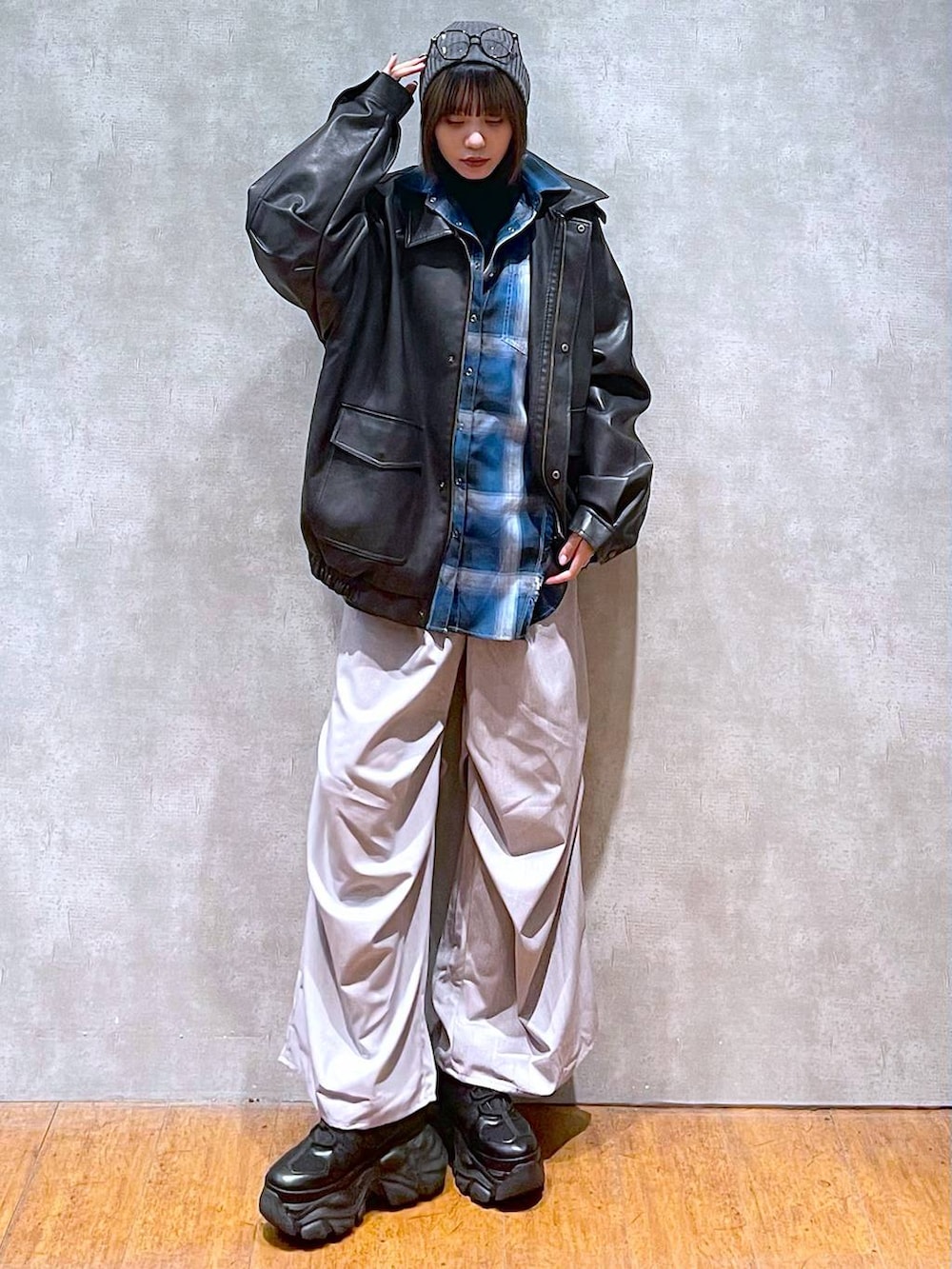 ブラック系のスニーカー、ブラック系のブルゾン、ブルー系のシャツ/ブラウスを着用したレディースの秋コーディネートの8枚目の写真