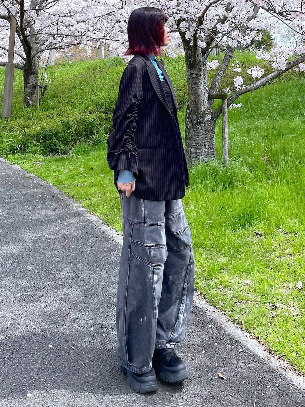 その他のテーラードジャケット、ブラック系のブーツ、ブラック系のデニムパンツを着用したレディースの春コーディネートの4枚目の写真