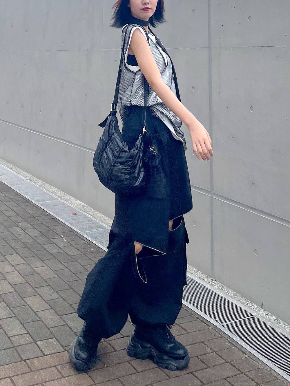 ブラック系のショルダーバッグ、ブラック系のスニーカー、ブラック系のネクタイを着用したレディースの春コーディネートの8枚目の写真