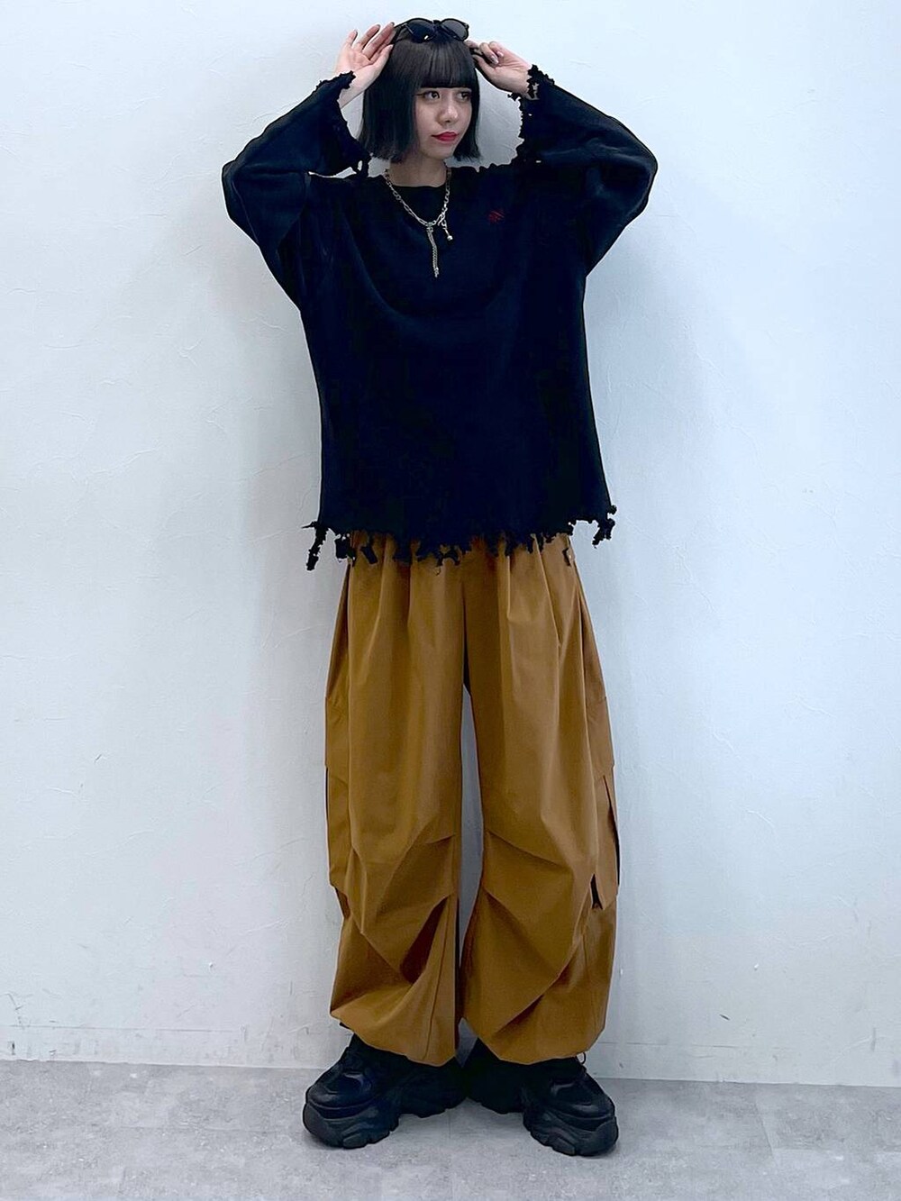 「差し色コーデ、高身長、女子ウケ、夏コーデ、秋コーデ、骨格ナチュラル、モード、カジュアル、PAGEBOY、PBLIM、着痩せ・細見え、ユニセックス、スカート、スウェット、パンツ」｜「PAGEBOYのプラットチャンキースニーカー（スニーカー、ブラック系）」を使った、Kotohaさん（レディース・170cm）の夏コーディネートの7枚目の写真