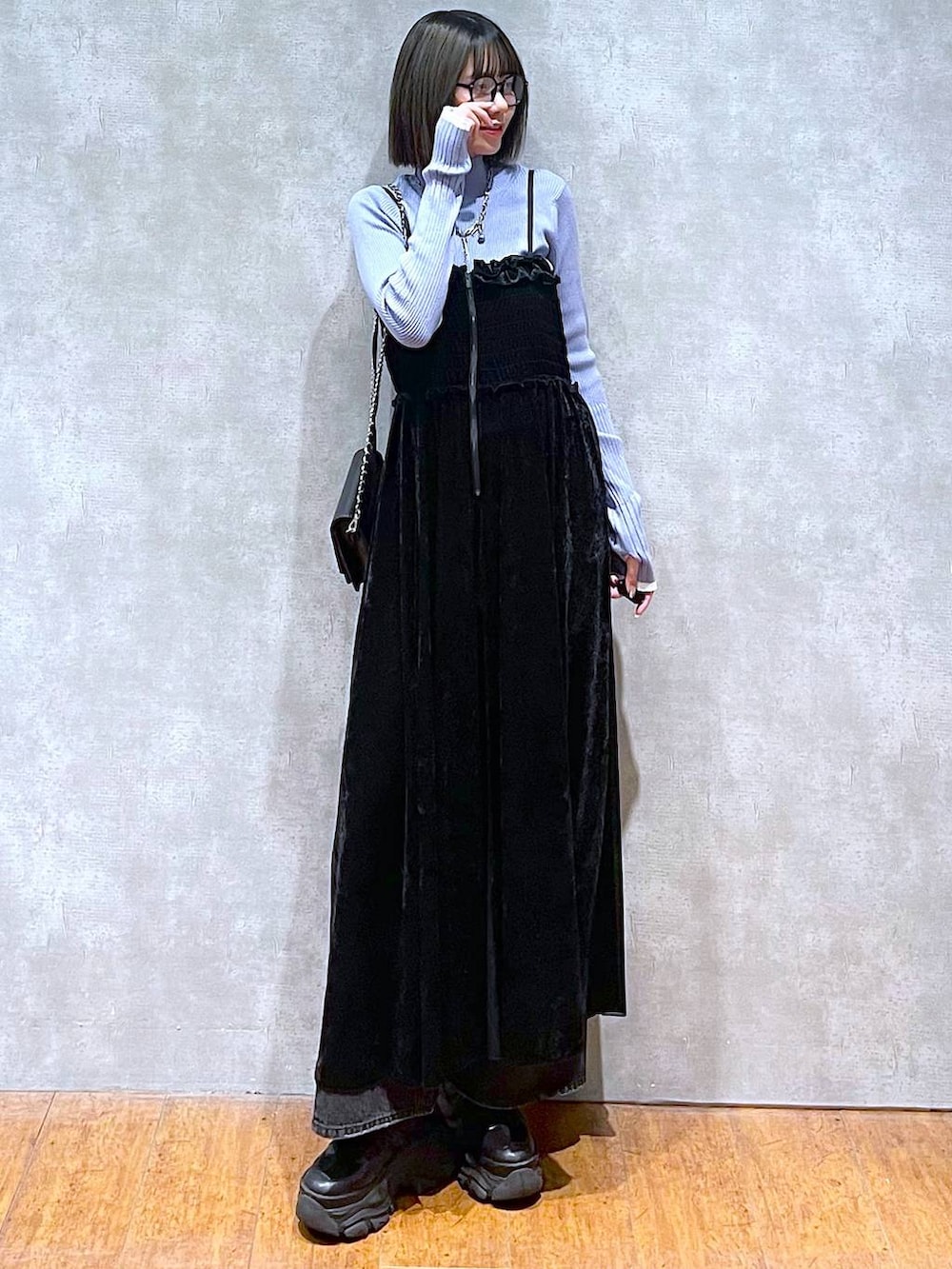 ブラック系のスニーカー、ブルー系のニット/セーター、ブラック系のデニムパンツを着用したレディースの秋コーディネートの8枚目の写真