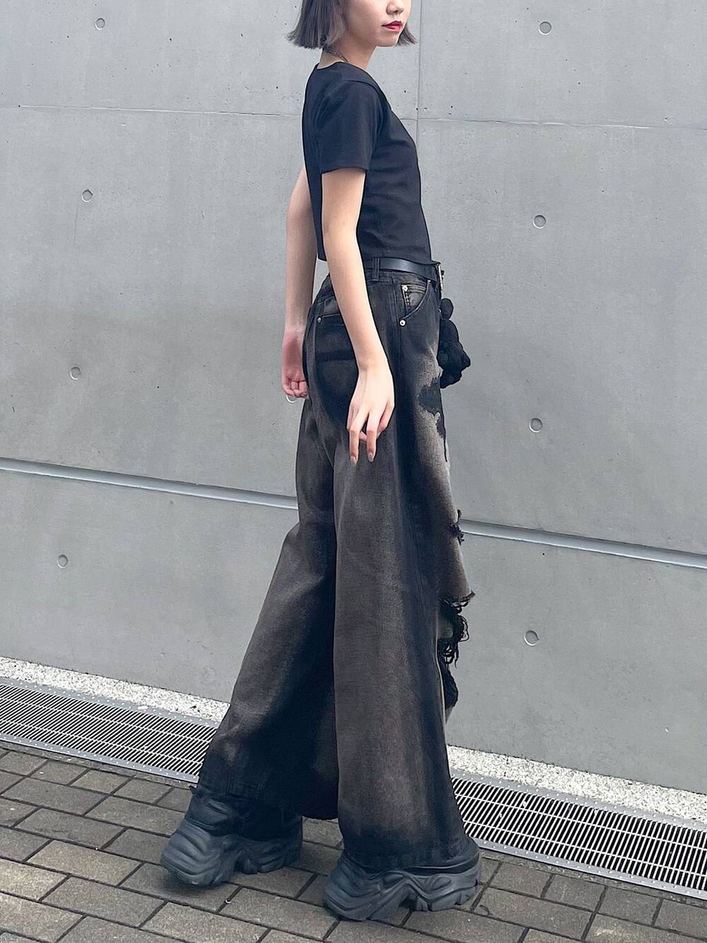 ブラック系のスニーカー、ブラック系のデニムパンツ、ブラック系のTシャツ/カットソーを着用したレディースの夏コーディネートの6枚目の写真