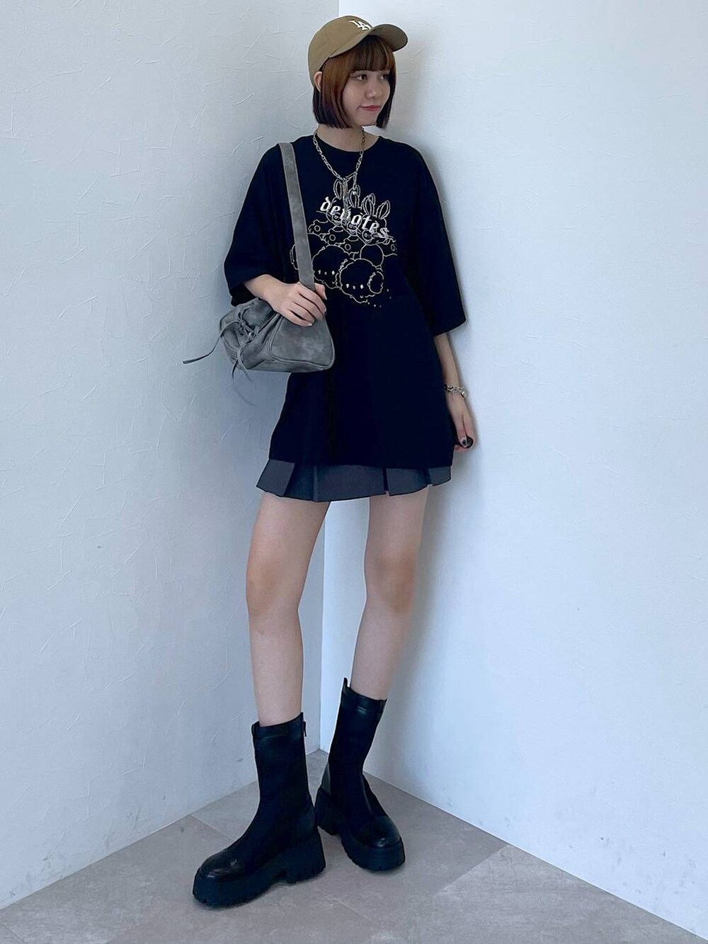 ブラック系のブーツ、グレー系のその他パンツ、グレー系のショルダーバッグを着用したレディースの夏コーディネートの2枚目の写真