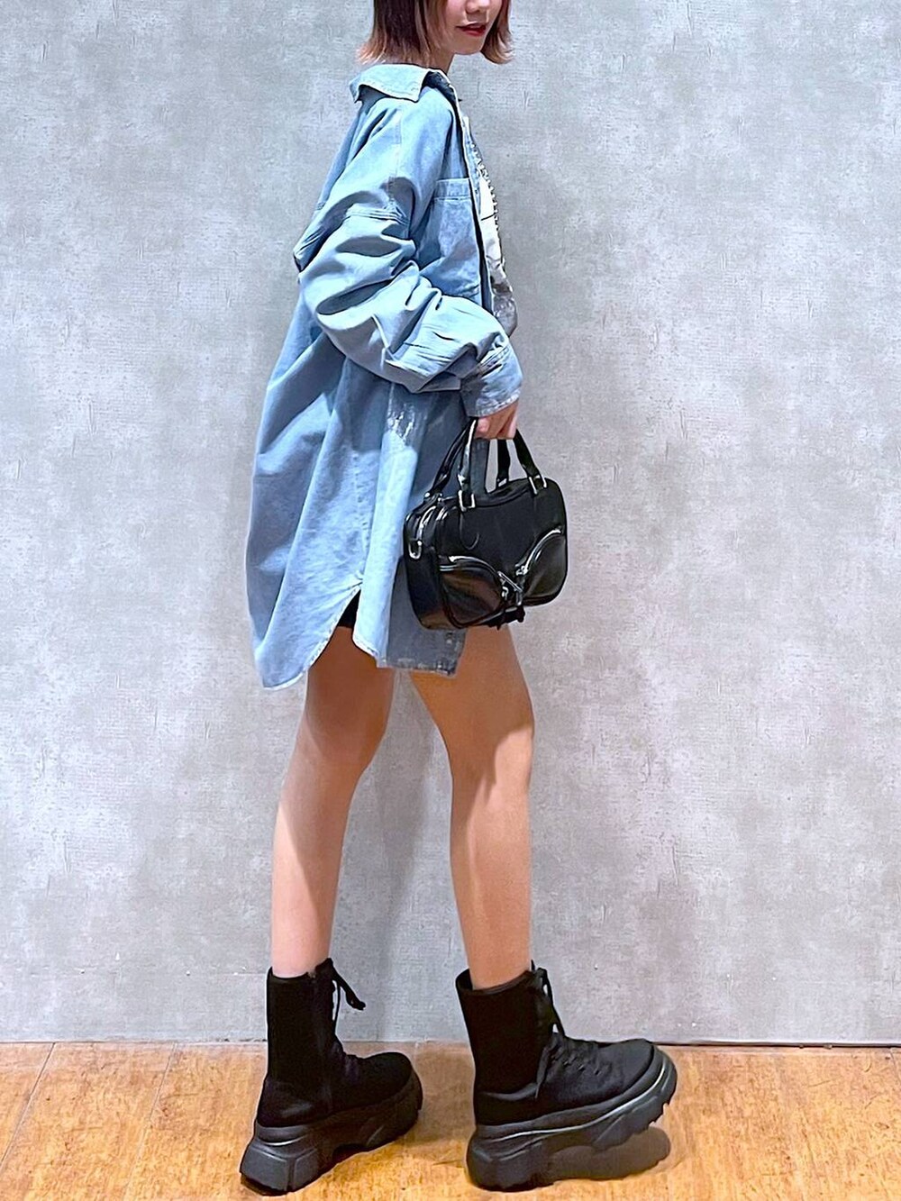 ホワイト系のTシャツ/カットソー、ブラック系のその他パンツ、ブラック系のボストンバッグを着用したレディースの春コーディネートの5枚目の写真