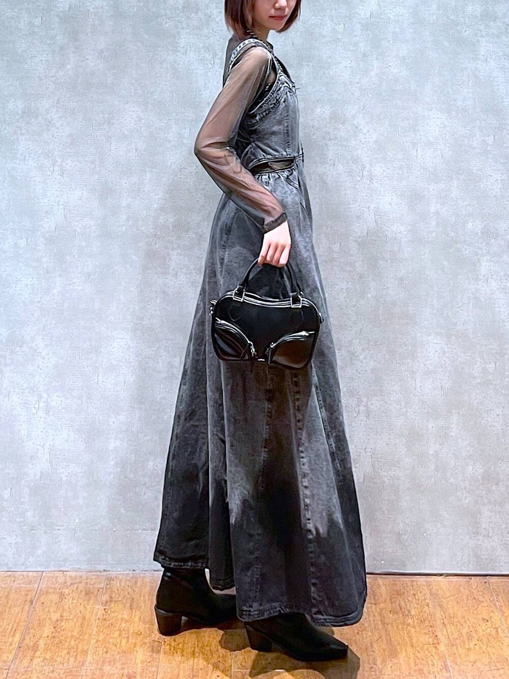 ブラック系のTシャツ/カットソー、ブラック系のワンピース、ブラック系のキャミソールを着用したレディースの春コーディネートの6枚目の写真