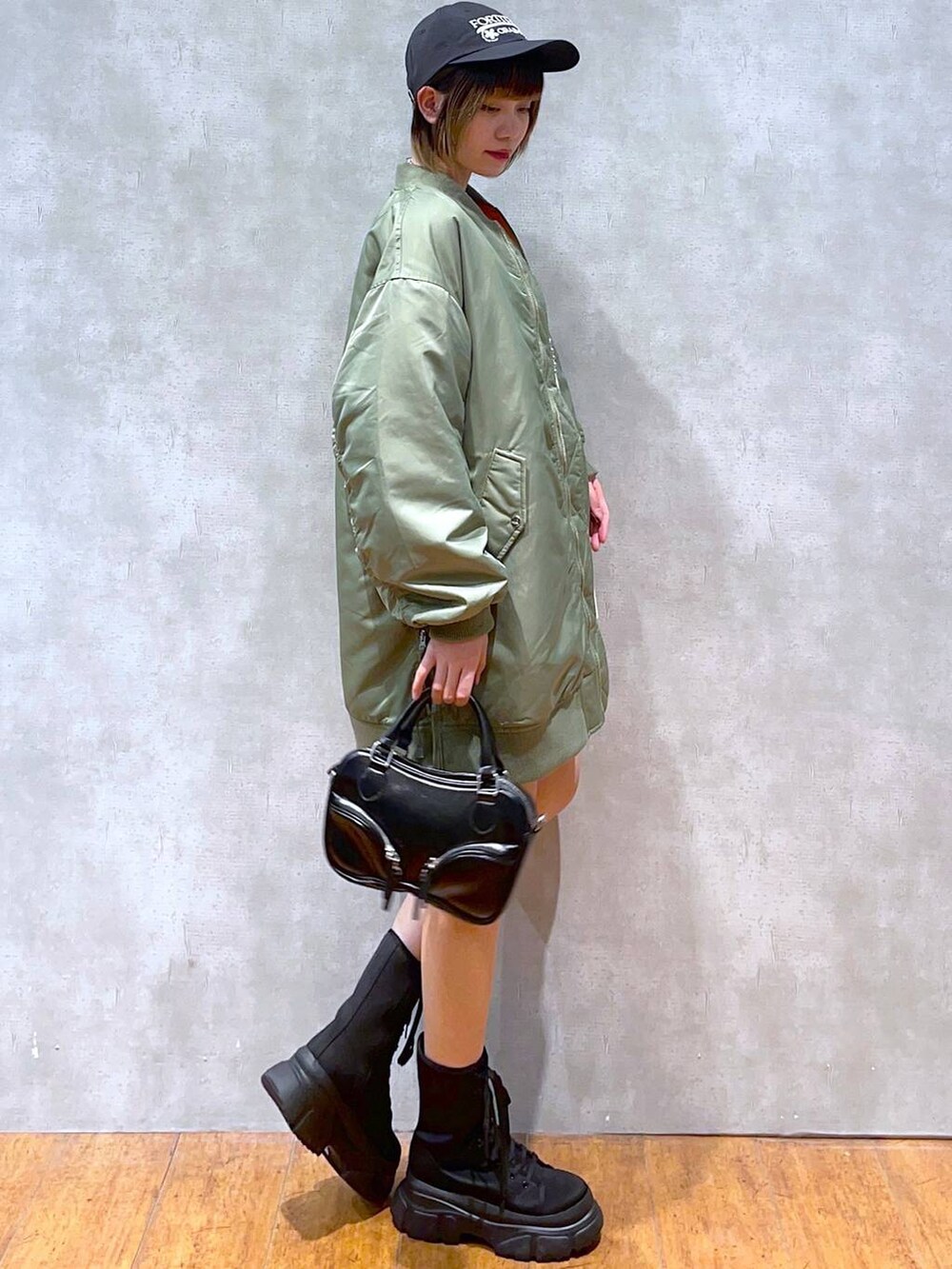 ブラック系のその他パンツ、グリーン系のMA-1、ブラック系のブーツを着用したレディースの冬コーディネートの4枚目の写真