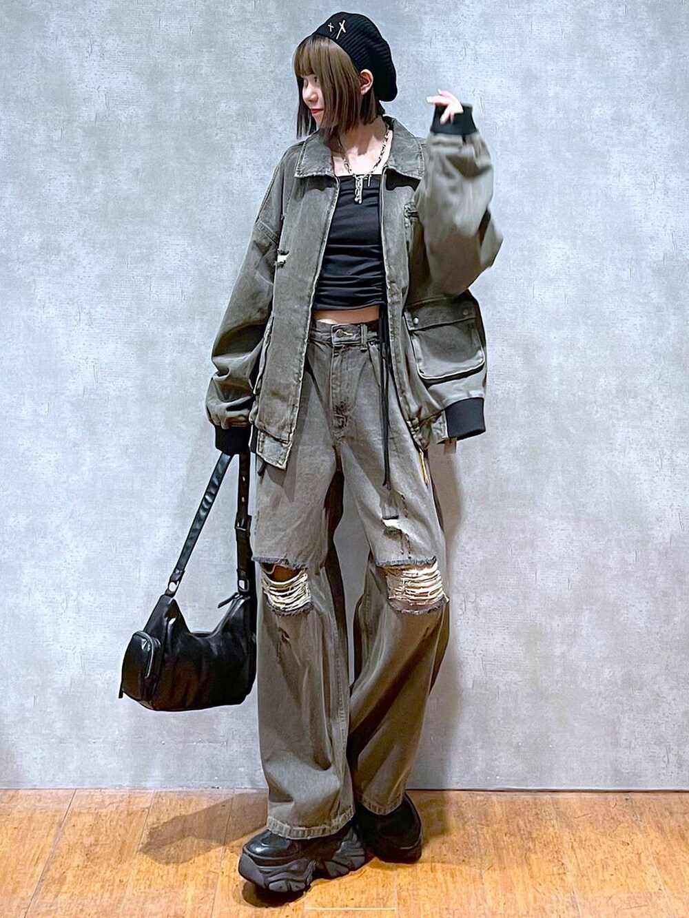 ブラック系のスニーカー、ブラック系のTシャツ/カットソー、ブラック系のブルゾンを着用したレディースの秋コーディネートの3枚目の写真