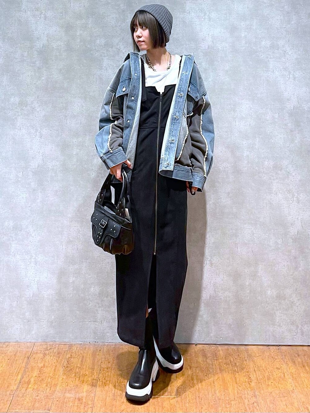 ブルー系のブルゾン、ブラック系のハンドバッグ、ホワイト系のTシャツ/カットソーを着用したレディースの秋コーディネートの9枚目の写真