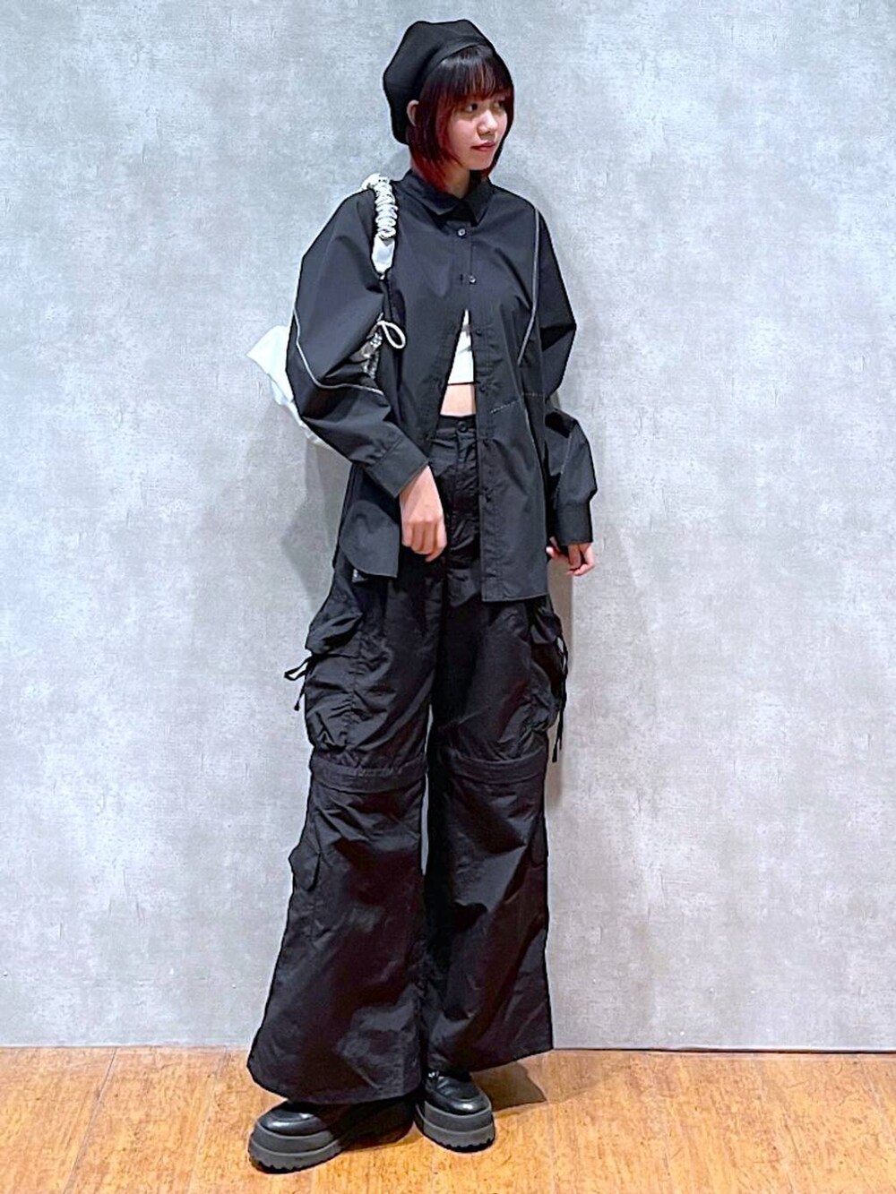 ブラック系のシャツ/ブラウス、ブラック系のカーゴパンツ、ブラック系のブーツを着用したレディースの冬コーディネートの2枚目の写真