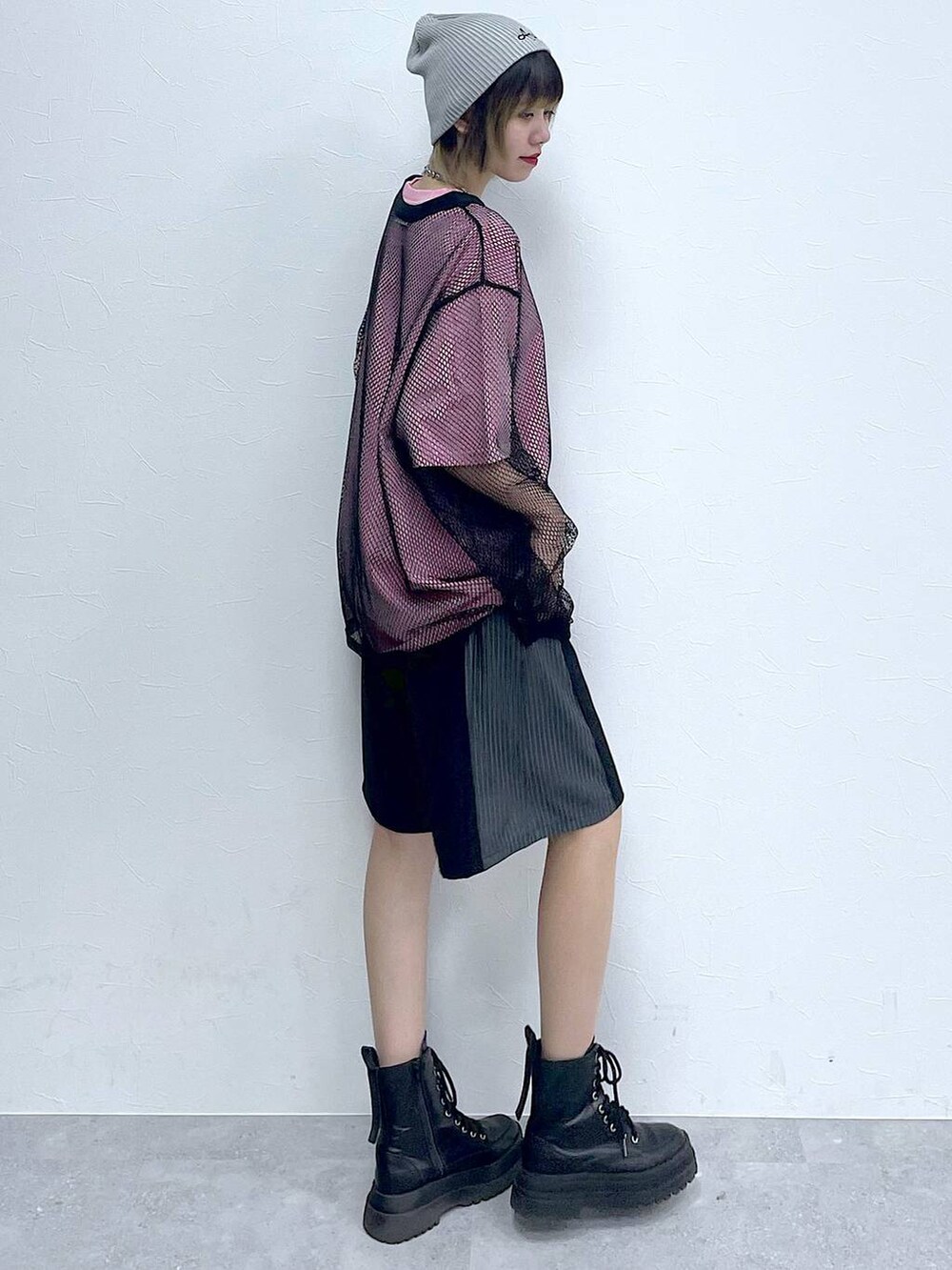 ブラック系のスラックス、ブラック系のTシャツ/カットソー、ブラック系のブーツを着用したレディースの春コーディネートの4枚目の写真