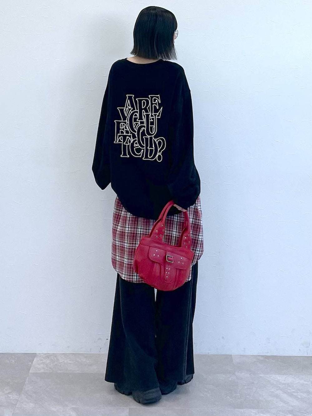 ブラック系のスニーカー、レッド系のシャツ/ブラウス、レッド系のハンドバッグを着用したレディースの秋コーディネートの7枚目の写真