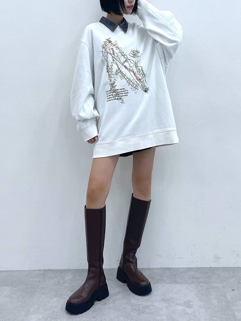 ブラウン系のブーツ、ブラック系のその他パンツ、グレー系のシャツ/ブラウスを着用したレディースの冬コーディネートの5枚目の写真
