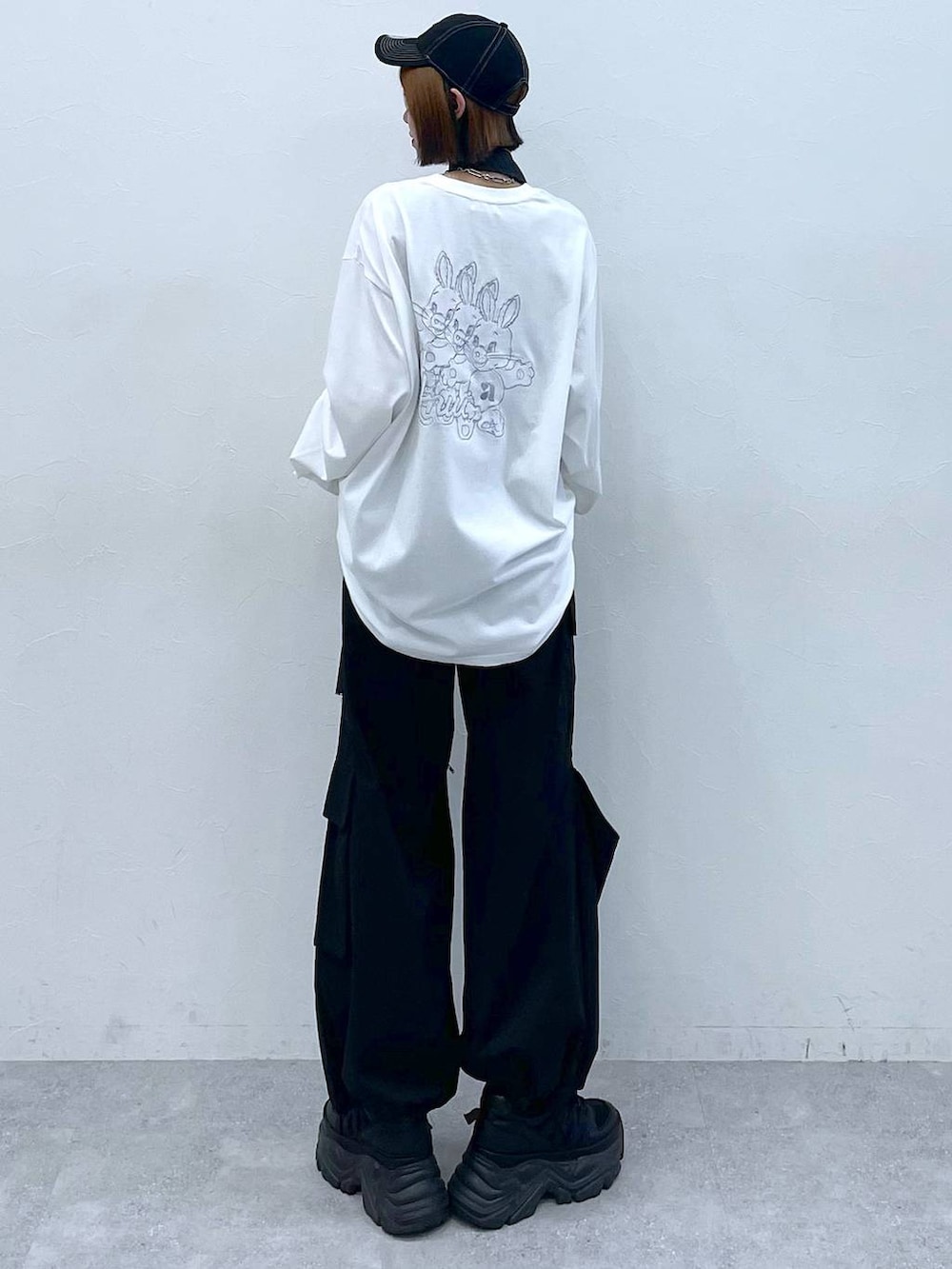 ブラック系のスニーカー、ブラック系のカーゴパンツ、グレー系のネクタイを着用したレディースの夏コーディネートの5枚目の写真