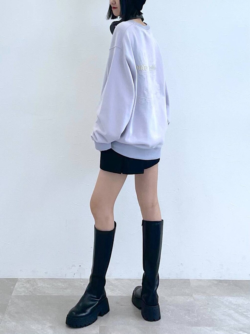 「高身長、女子ウケ、秋コーデ、PBLIM、ショートパンツ、ブーツ、差し色コーデ、骨格ナチュラル、モード、カジュアル、PAGEBOY、着痩せ・細見え、スウェット、韓国系、韓国ファッション」｜「PAGEBOYのラッププリーツショートパンツ（その他パンツ、ブラック系）」を使った、Kotohaさん（レディース・170cm）の秋コーディネートの4枚目の写真