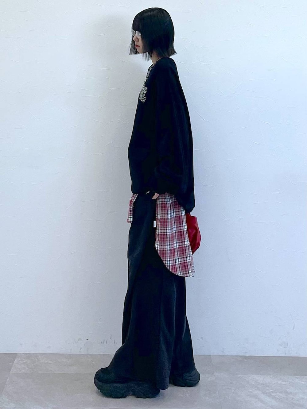 ブラック系のスニーカー、レッド系のシャツ/ブラウス、レッド系のハンドバッグを着用したレディースの秋コーディネートの6枚目の写真