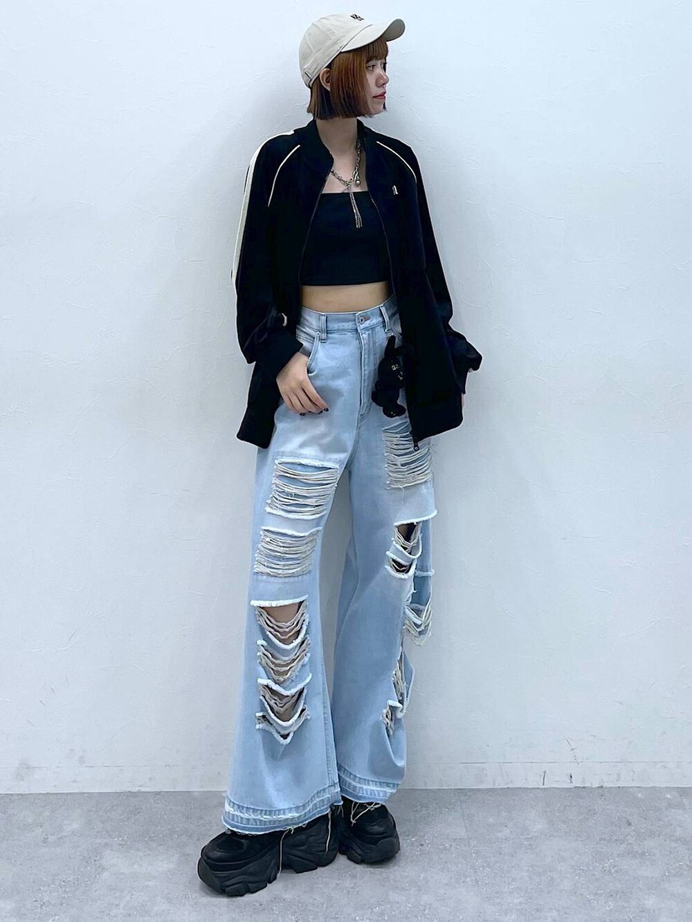 その他のデニムパンツ、ブラック系のキャミソール、ブラック系のスニーカーを着用したレディースの秋コーディネートの5枚目の写真