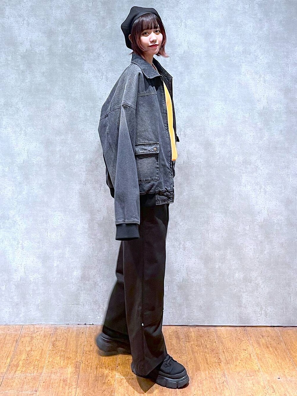 ブラック系のデニムジャケット、ブラック系のブーツ、ブラック系のその他パンツを着用したレディースの春コーディネートの4枚目の写真