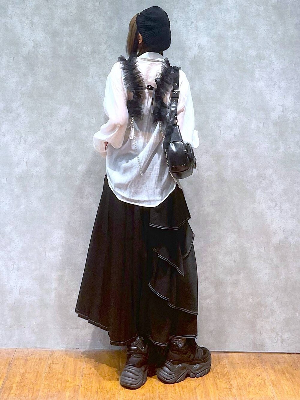 ブラック系のスニーカー、ホワイト系のシャツ/ブラウス、ブラック系のショルダーバッグを着用したレディースの秋コーディネートの7枚目の写真