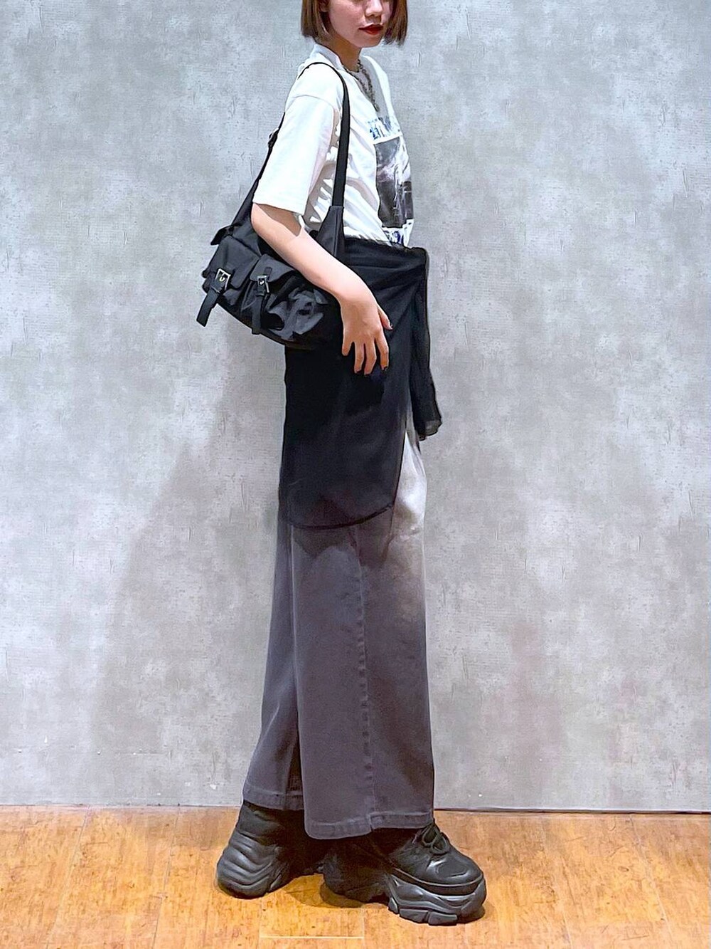 ブラック系のショルダーバッグ、ブラック系のスニーカー、ブラック系のシャツ/ブラウスを着用したレディースの夏コーディネートの5枚目の写真