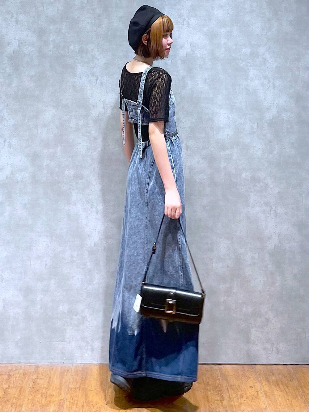 ブラック系のスニーカー、ブルー系のワンピース、ブラック系のTシャツ/カットソーを着用したレディースの夏コーディネートの6枚目の写真