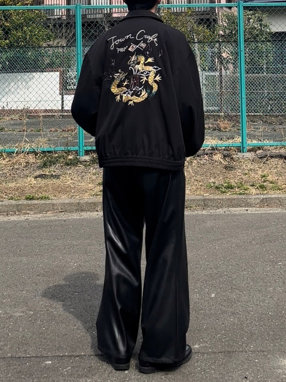 ブラック系のブルゾン、ホワイト系のTシャツ/カットソー、ブラック系のその他パンツを着用したメンズの春コーディネートの2枚目の写真