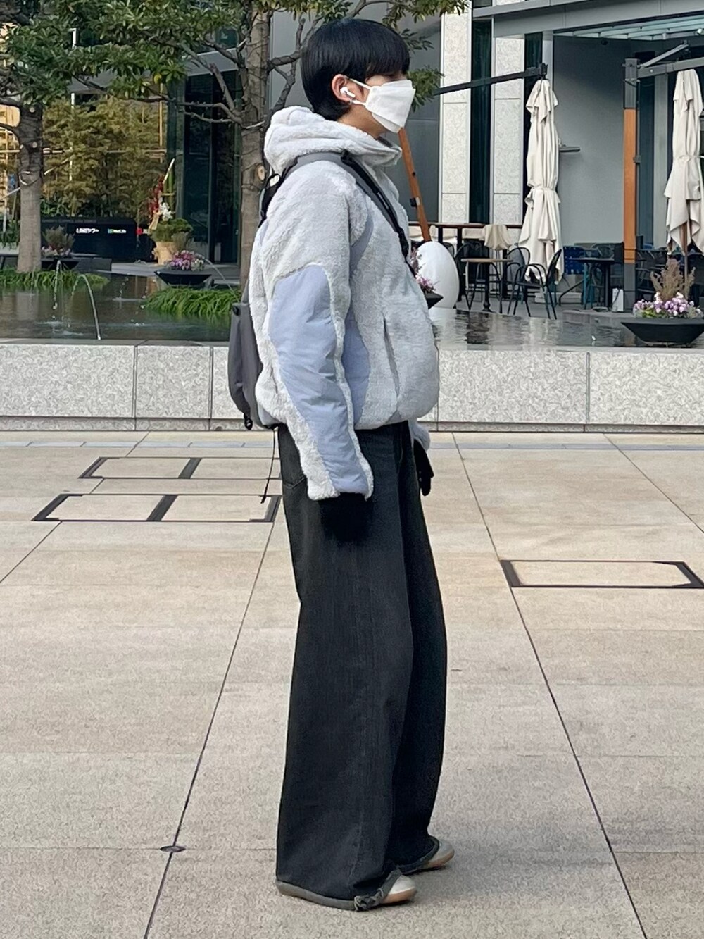 ブラック系のデニムパンツ、グレー系のその他アウター、グレー系のショルダーバッグを着用したメンズの冬コーディネートの2枚目の写真