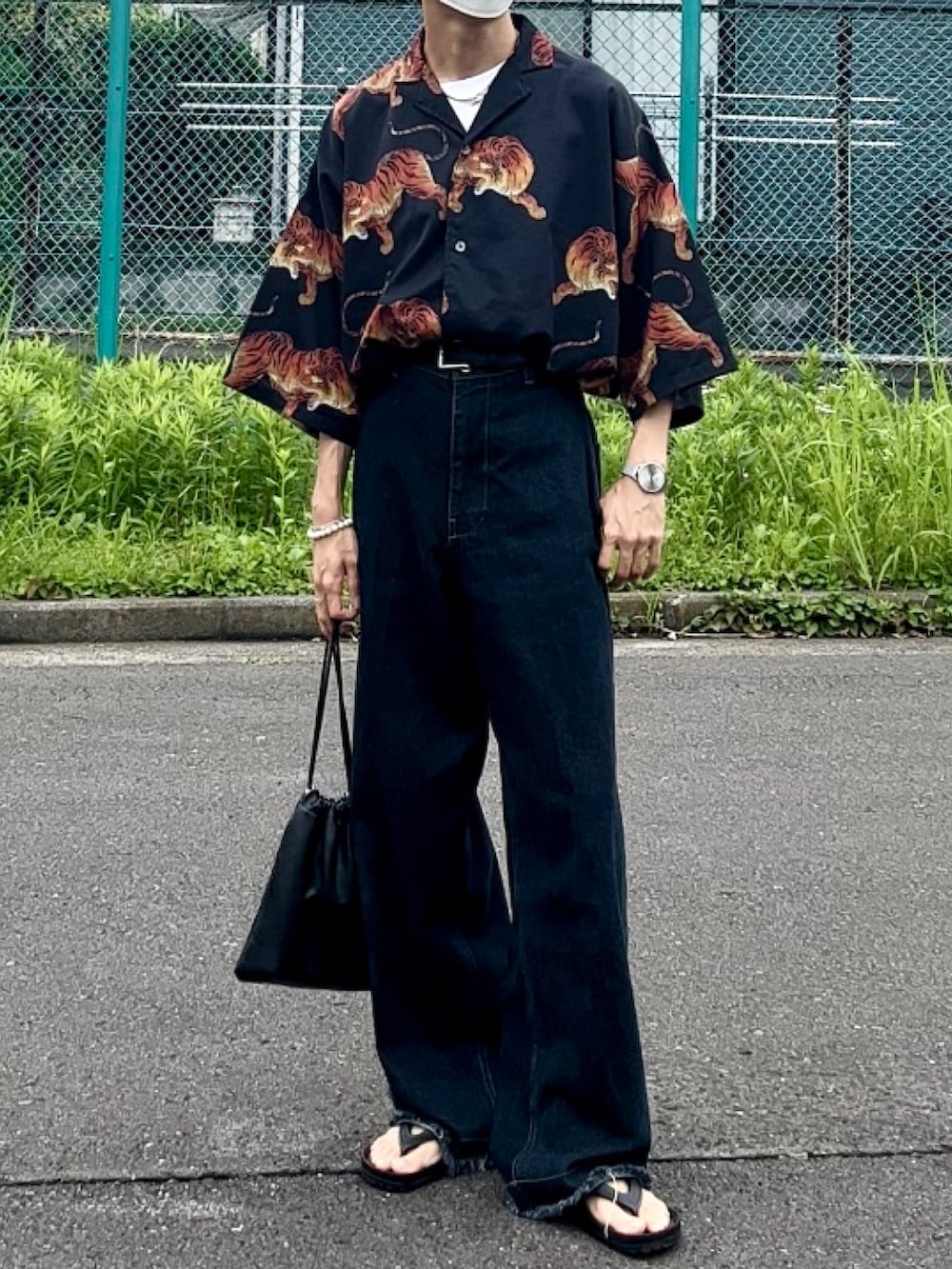 ブラック系のシャツ/ブラウス、ブルー系のデニムパンツ、ブラック系のサンダルを着用したメンズの夏コーディネートの2枚目の写真