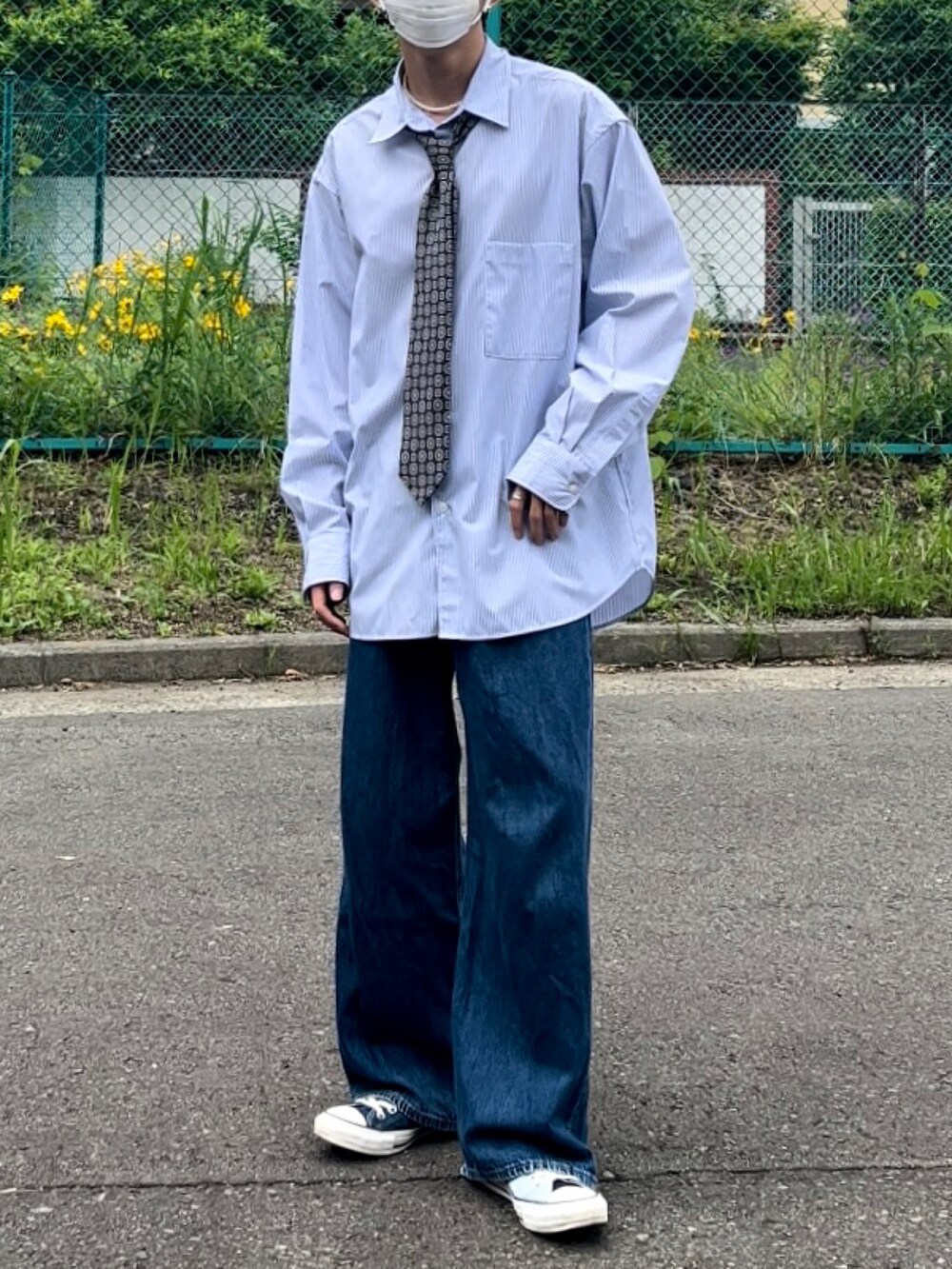 ブルー系のシャツ/ブラウス、ブルー系のデニムパンツ、ブルー系のスニーカーを着用したメンズの春コーディネートの2枚目の写真