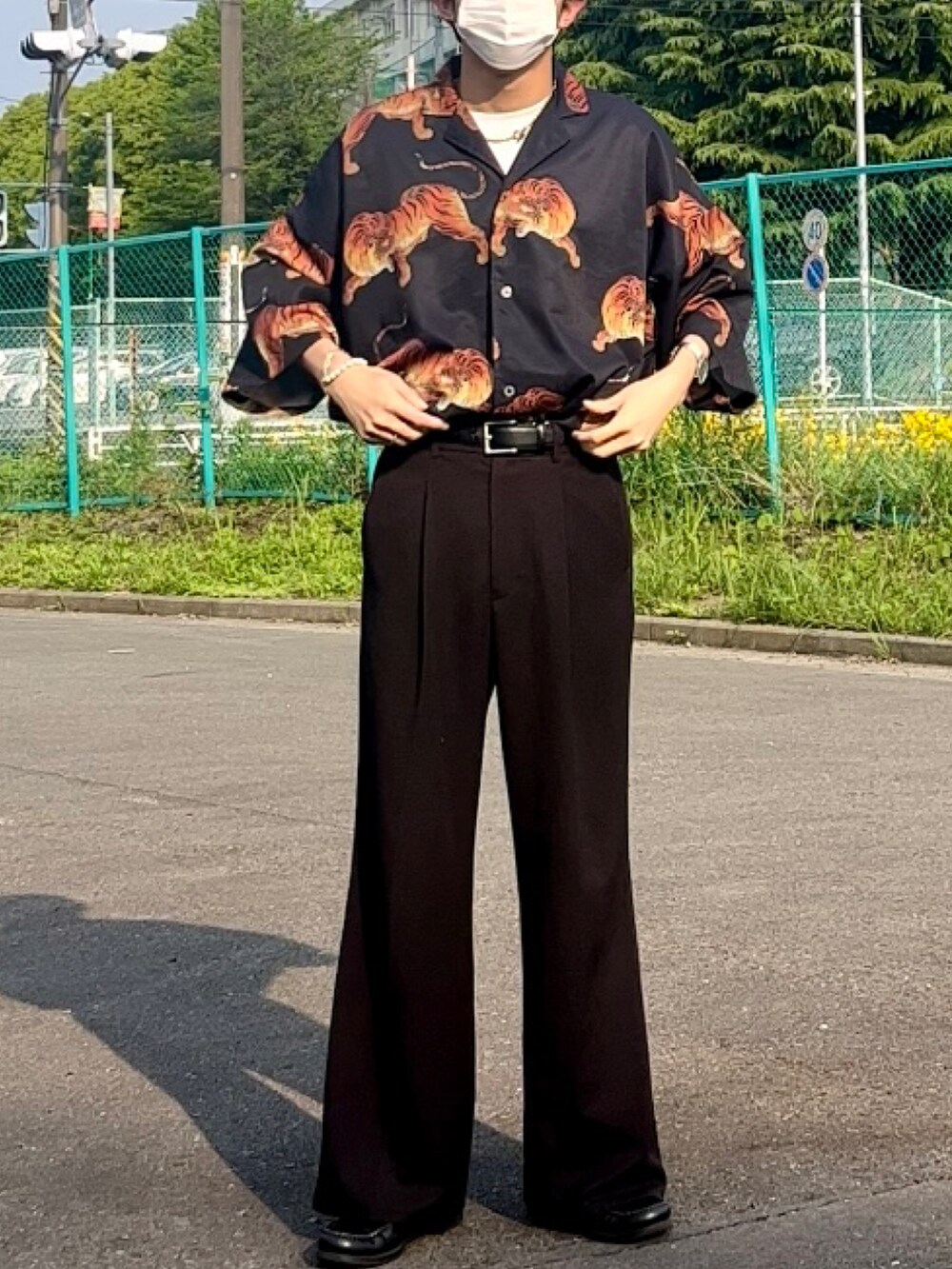 ブラック系のその他パンツ、ブラック系のシャツ/ブラウスを着用したメンズの春コーディネートの2枚目の写真