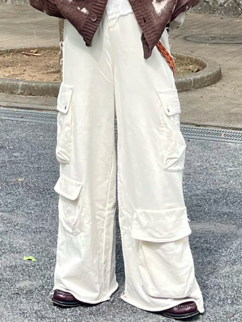 ベージュ系のカーディガン/ボレロ、ホワイト系のスウェットパンツ、ベージュ系のショルダーバッグを着用したメンズの秋コーディネートの5枚目の写真