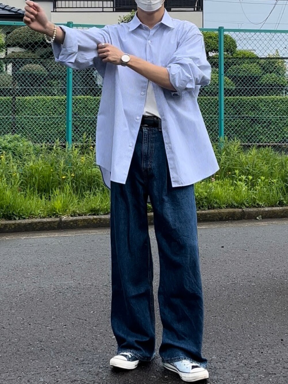 ブルー系のデニムパンツ、ブルー系のシャツ/ブラウス、ブルー系のスニーカーを着用したメンズの春コーディネートの2枚目の写真