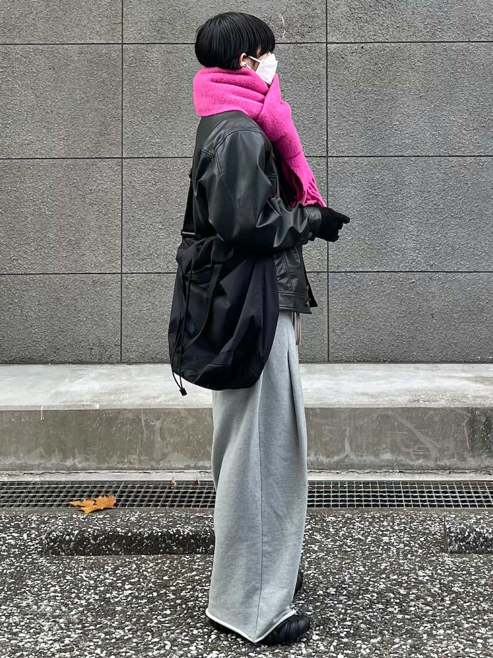 グレー系のスウェットパンツ、ブラック系のブルゾン、ブラック系のスニーカーを着用したメンズの冬コーディネートの2枚目の写真