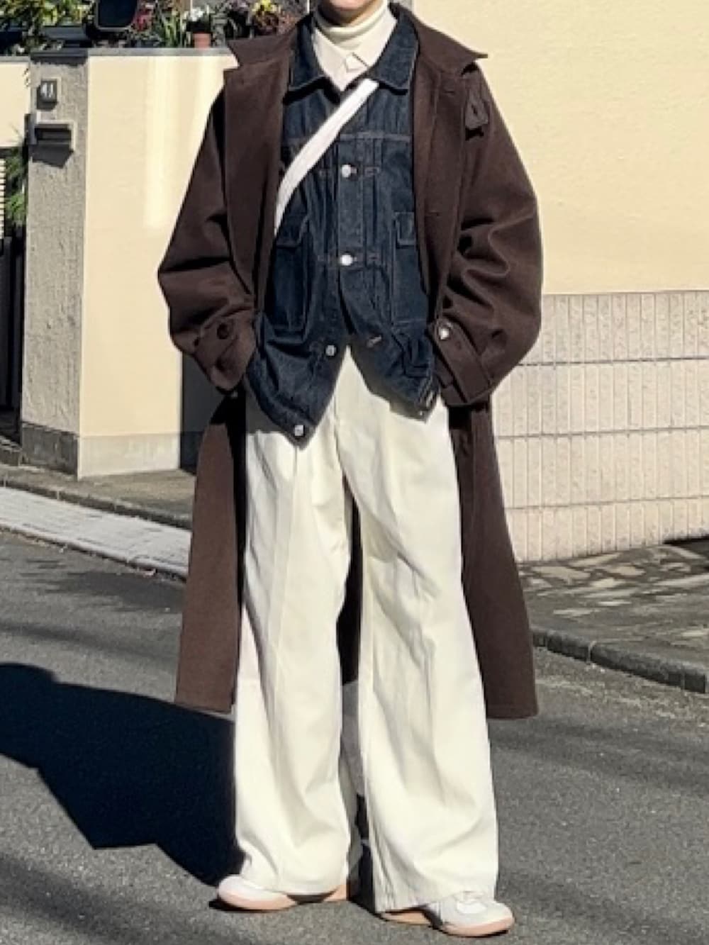 ホワイト系のスラックス、ブルー系のセットアップ、ブラウン系のその他アウターを着用したメンズの冬コーディネートの2枚目の写真