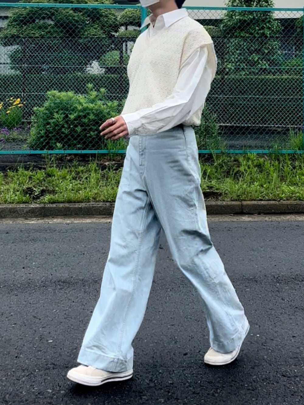 ブルー系のデニムパンツ、ホワイト系のベスト、ホワイト系のシャツ/ブラウスを着用したメンズの春コーディネートの2枚目の写真