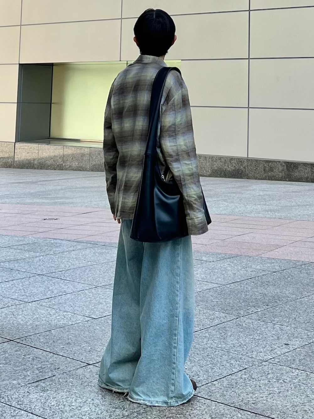 ブルー系のデニムパンツ、その他のシャツ/ブラウス、ブラック系のショルダーバッグを着用したメンズの春コーディネートの2枚目の写真