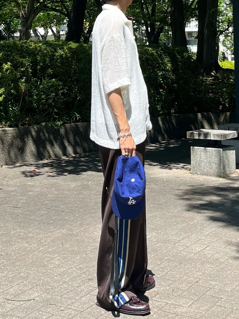 ブラウン系のその他パンツ、ホワイト系のシャツ/ブラウス、ブラック系のショルダーバッグを着用したメンズの夏コーディネートの2枚目の写真