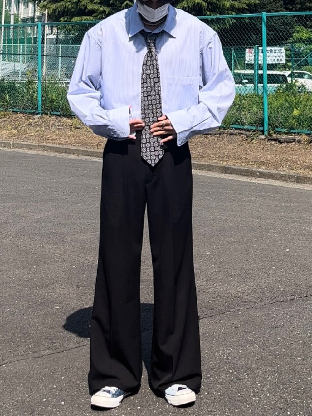 ブルー系のシャツ/ブラウス、ブラック系のその他パンツ、ブルー系のスニーカーを着用したメンズの春コーディネートの2枚目の写真