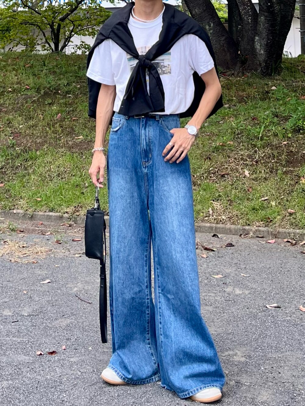 ブルー系のデニムパンツ、ブラック系のシャツ/ブラウス、ブラック系のショルダーバッグを着用したメンズの夏コーディネートの3枚目の写真