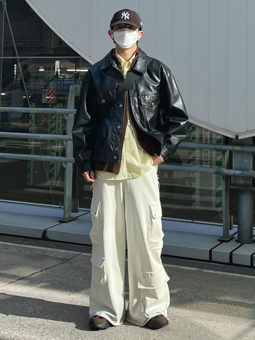 ホワイト系のスウェットパンツ、ブラウン系のニット/セーター、ブラック系のブルゾンを着用したメンズの冬コーディネートの3枚目の写真