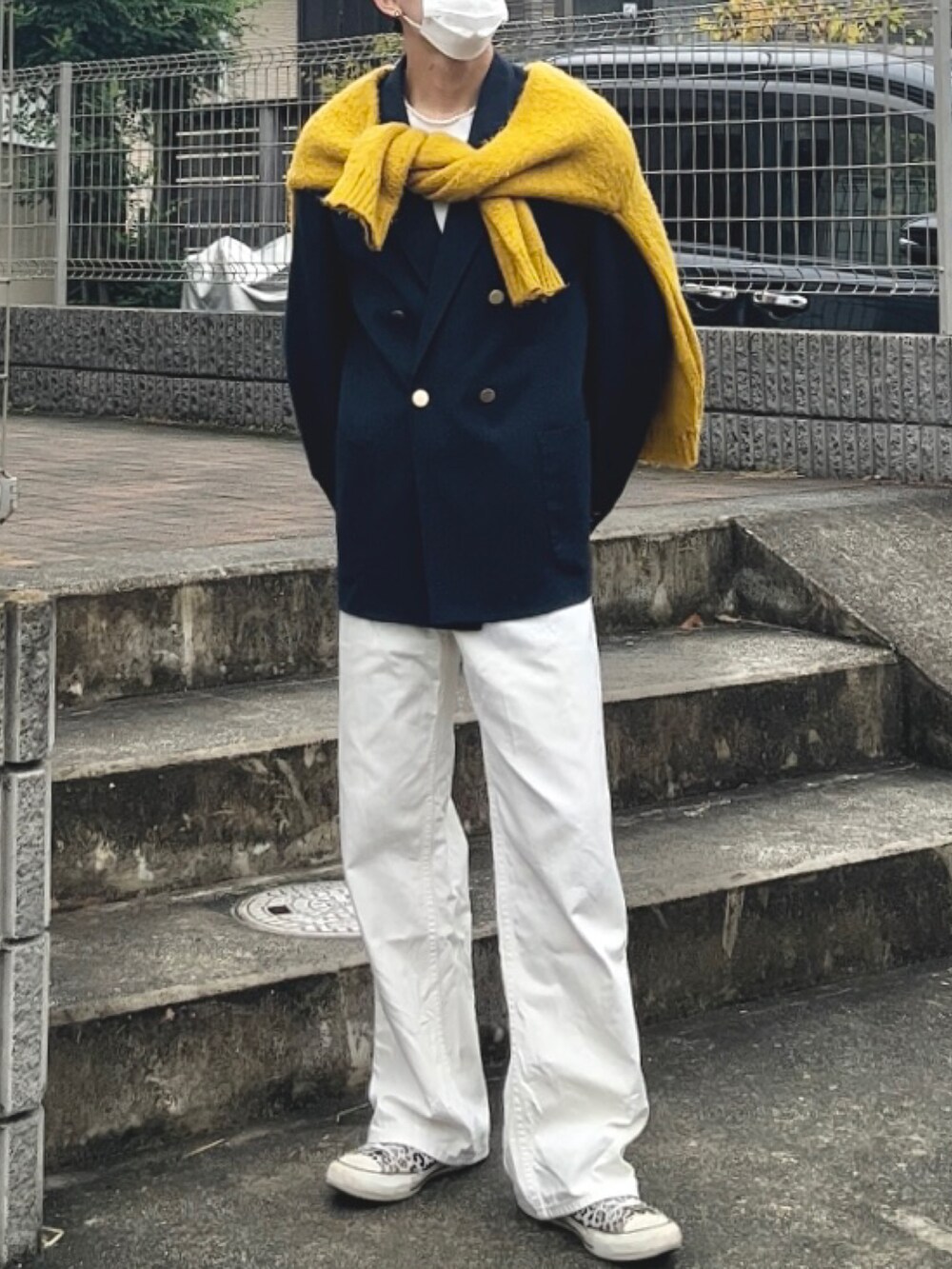 ブルー系のテーラードジャケット、イエロー系のカーディガン/ボレロ、ホワイト系のデニムパンツを着用したメンズの秋コーディネートの2枚目の写真