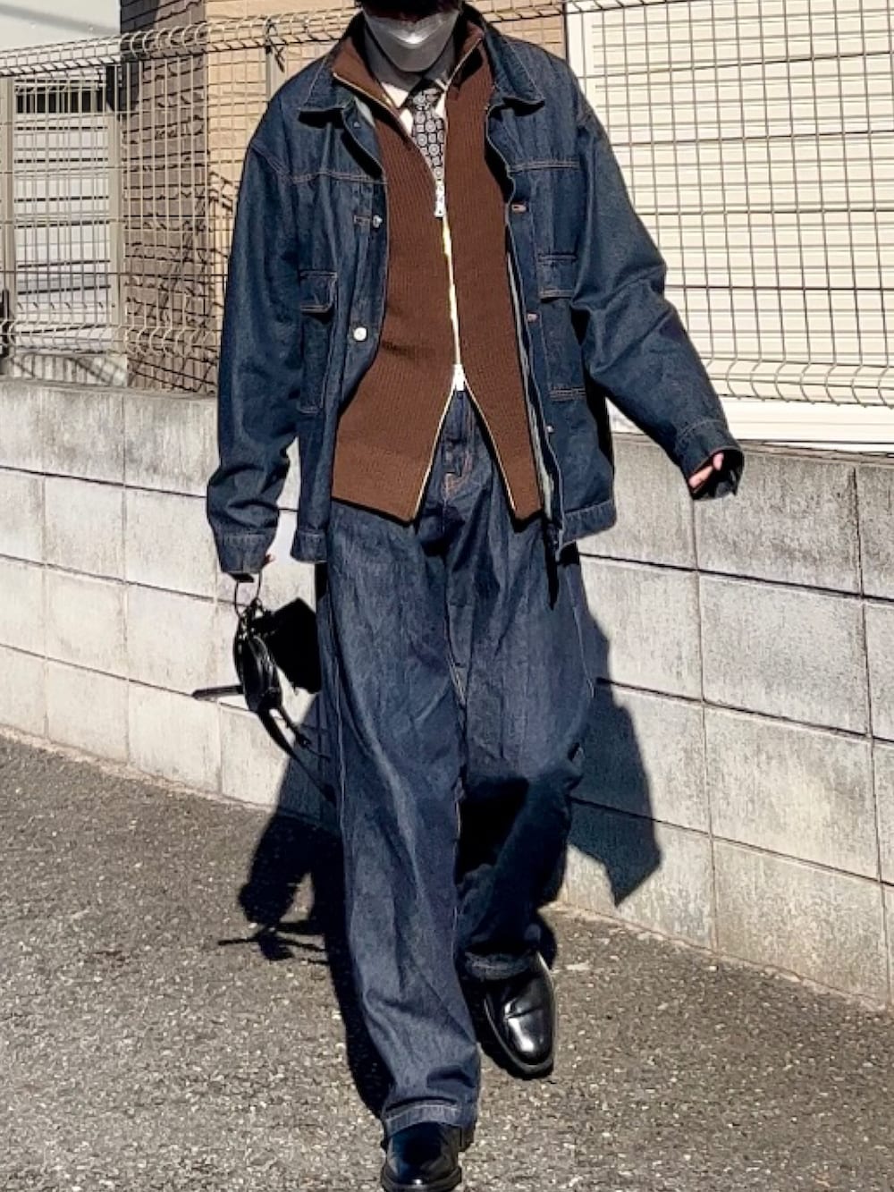 ブルー系のセットアップ、ブラウン系のニット/セーターを着用したメンズの春コーディネートの3枚目の写真